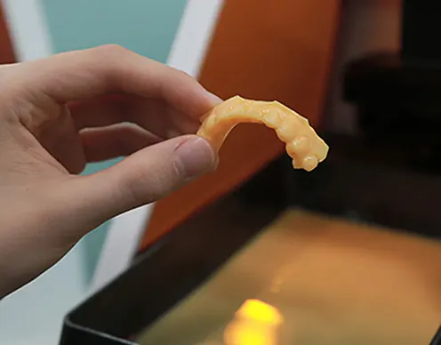 최첨단 시스템을 활용해 디자인 설계 후 개인 치아에 맞춘 미니쉬를 제작 | 3D 프린터를 이용한 모형 제작