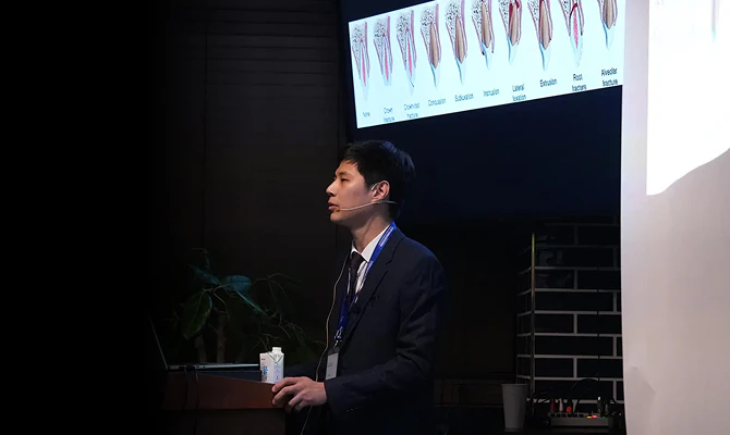 자연스럽고 오래가는 앞니 임플란트를 위해서는 반드시 잇몸을 함께 바라보아야 합니다.